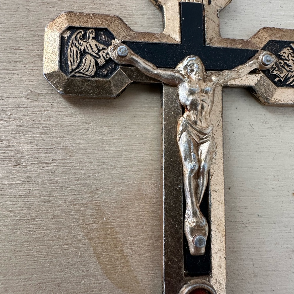Vintage Gold Tone Crucifix Religious Cross Pendant - Picture 2 of 9